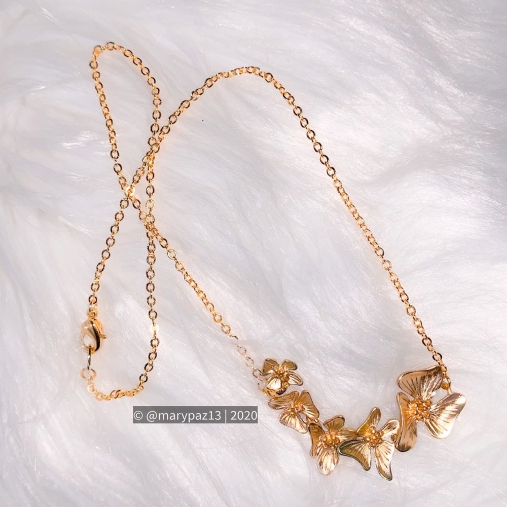 1 left 🙌🏽 Gold-Tone Necklace